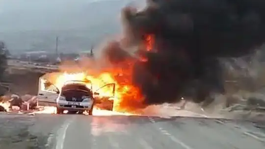 Elazığ'da otomobil alev alev yandı, patlama sesleri korkuttu