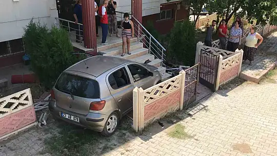 Elazığ'da otomobil apartman bahçesine uçtu: 3 yaralı