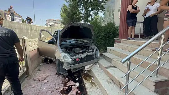 Elazığ'da otomobil apartman bahçesine uçtu: 3 yaralı