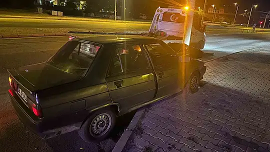 Elazığ'da otomobil aydınlatma direğine çarptı: 1 yaralı