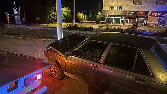 Elazığ'da otomobil aydınlatma direğine çarptı: 1 yaralı