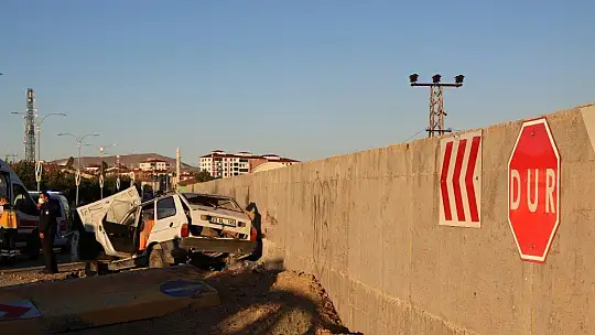 Elazığ'da otomobil beton bariyere çarptı:1 ölü, 2 yaralı