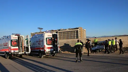 Elazığ'da otomobil beton bariyere çarptı:1 ölü, 2 yaralı