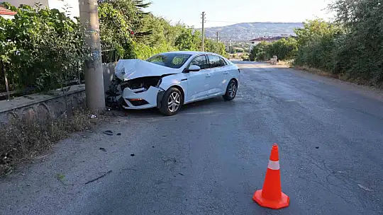 Elazığ'da otomobil beton direğe çarptı: 2 yaralı