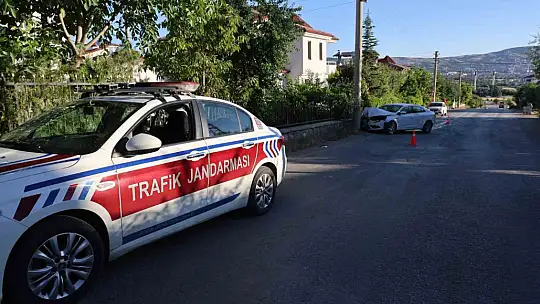 Elazığ'da otomobil beton direğe çarptı: 2 yaralı