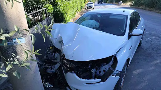 Elazığ'da otomobil beton direğe çarptı: 2 yaralı