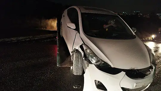 Elazığ'da otomobil direğe çarptı: 4 yaralı