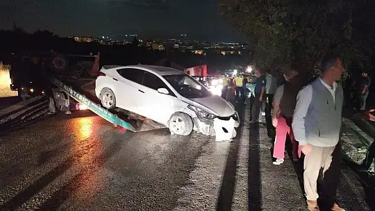 Elazığ'da otomobil direğe çarptı: 4 yaralı