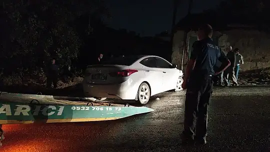 Elazığ'da otomobil direğe çarptı: 4 yaralı