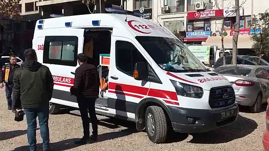 Otomobil duvara çarparak durdu