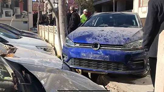 Otomobil duvara çarparak durdu