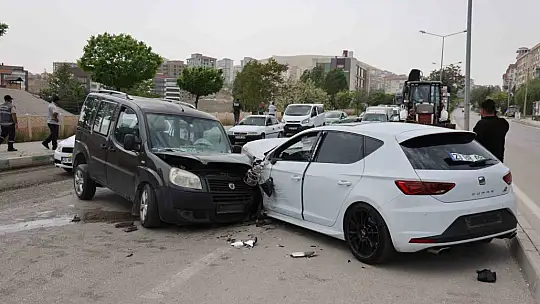 Elazığ'da otomobil ile hafif ticari araç kafa kafaya çarpıştı: 1 yaralı