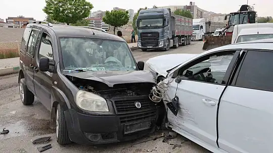 Elazığ'da otomobil ile hafif ticari araç kafa kafaya çarpıştı: 1 yaralı
