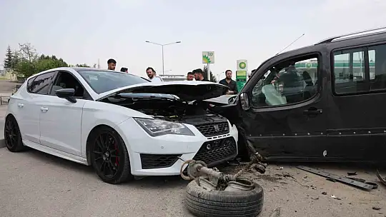 Elazığ'da otomobil ile hafif ticari araç kafa kafaya çarpıştı: 1 yaralı