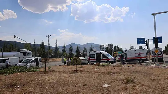 Elazığ'da otomobil ile hafif ticari araç çarpıştı: 8 yaralı
