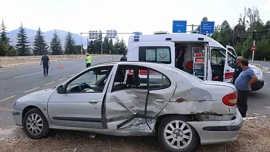 Elazığ'da otomobil ile hafif ticari araç çarpıştı: 8 yaralı