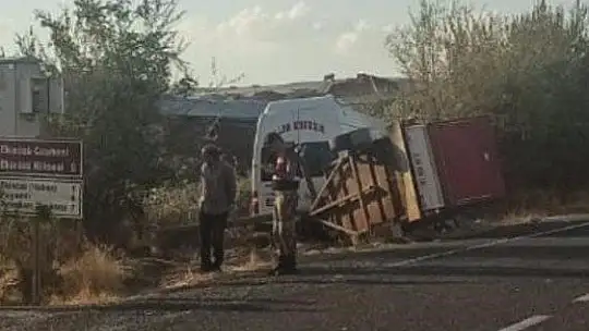 Elazığ'da otomobil ile minibüs çarpıştı: 2 yaralı