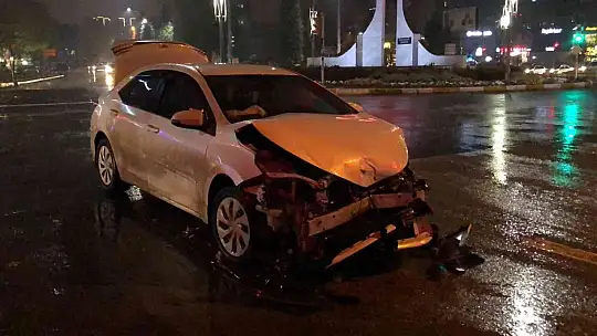 Elazığ'da otomobil ile minibüs çarpıştı: 1 yaralı