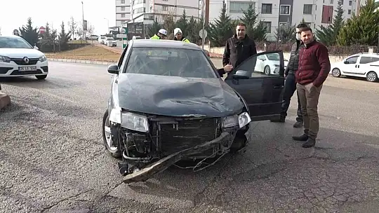 Elazığ'da otomobil ile motosiklet çarpıştı: 2 yaralı