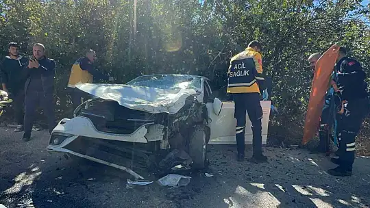 Elazığ'da otomobil ile öğrenci servisi çarpıştı: 2'si ağır 4 yaralı