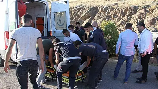 Elazığ'da otomobil şarampole yuvarlandı: 2 yaralı