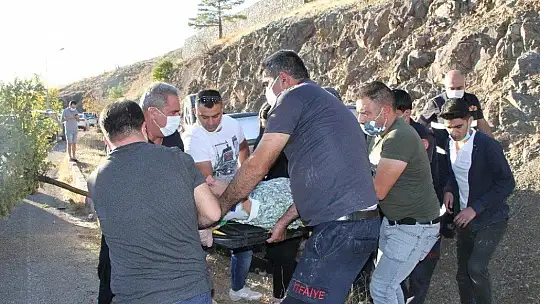 Elazığ'da otomobil şarampole yuvarlandı: 2 yaralı