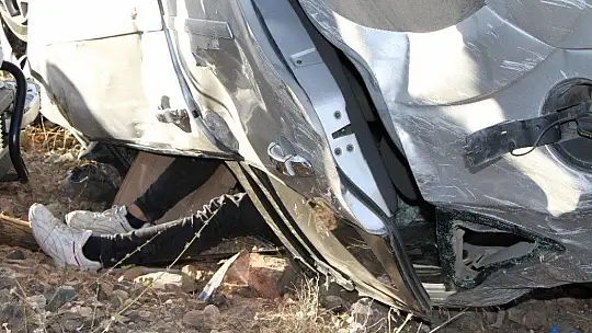 Elazığ'da otomobil şarampole yuvarlandı: 2 yaralı