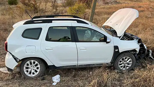 Elazığ'da otomobil şarampole yuvarlandı: 3 yaralı