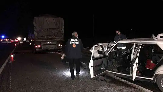 Elazığ'da otomobil tırın dorsesine çarptı: 2 ölü, 2 yaralı