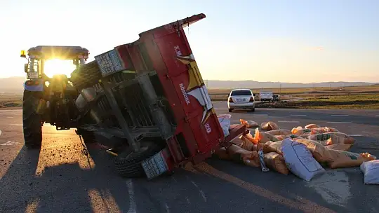 Elazığ'da otomobil traktöre çarptı: 4 yaralı