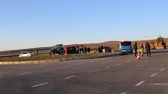 Elazığ'da otomobil traktöre çarptı: 4 yaralı