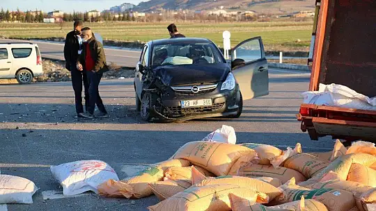 Elazığ'da otomobil traktöre çarptı: 4 yaralı