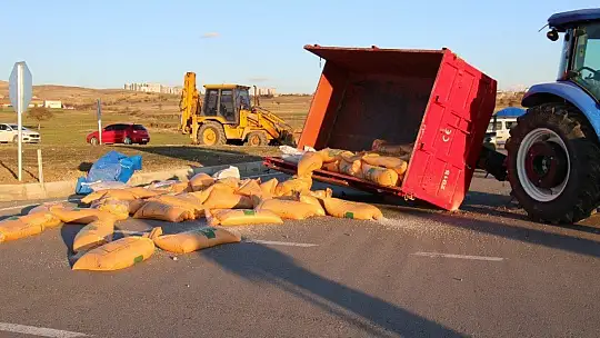 Elazığ'da otomobil traktöre çarptı: 4 yaralı