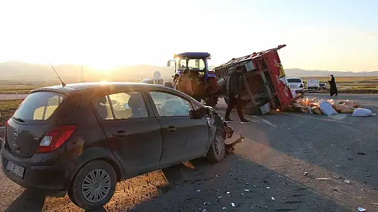 Elazığ'da otomobil traktöre çarptı: 4 yaralı