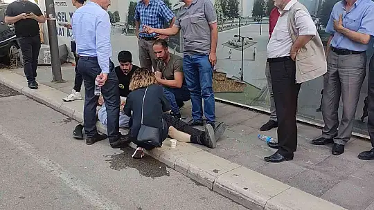 Elazığ'da otomobil yayaların arasına daldı: 3 yaralı