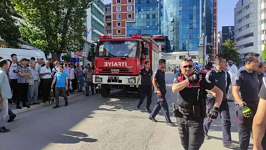 Elazığ'da otomobil yayaların arasına daldı: 3 yaralı