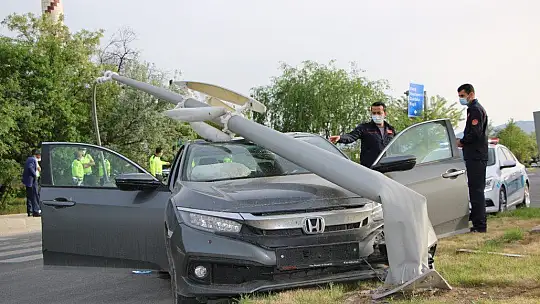 Elazığ'da otomobilin, çarptığı direk devrildi:1 yaralı