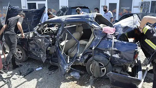 Elazığ'da otomobilin hurdaya döndüğü kaza, kameralara yansıdı