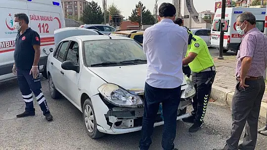 Elazığ'da otomobiller çarpıştı:2 yaralı