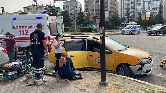 Elazığ'da otomobiller çarpıştı:2 yaralı