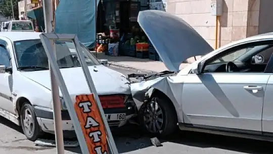 Elazığ'da otomobillerin çarpışma anı kamerada