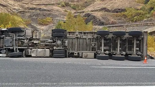 Elazığ'da pancar yüklü tır devrildi