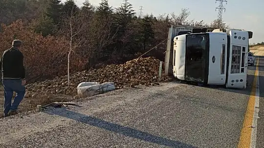 Elazığ'da pancar yüklü tır devrildi: 1 yaralı