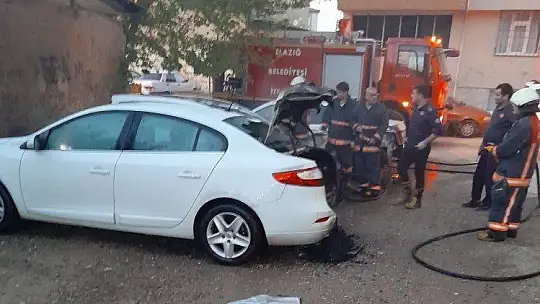 Elazığ'da park halindeki 3 araç yandı