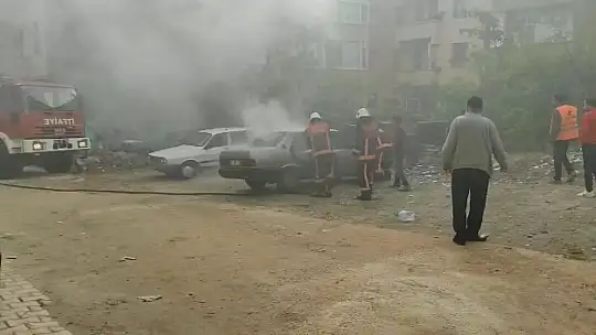 Elazığ'da park halindeki araç yandı