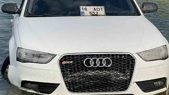 Elazığ'da park halindeki otomobil Keban Barajına uçtu