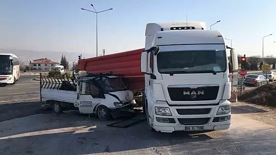Seyir halindeki pikap kamyonun altına girdi