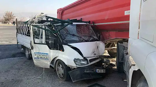 Seyir halindeki pikap kamyonun altına girdi