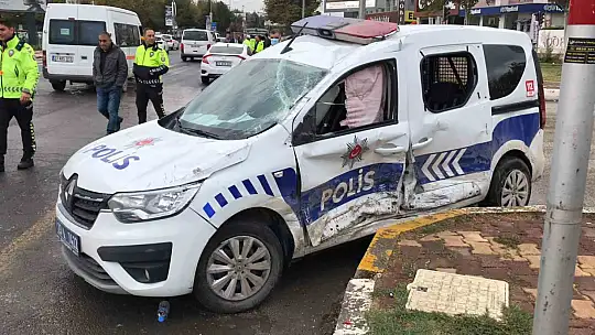 Elazığ'da polis aracı ile otomobil çarpıştı: 2 polis yaralandı