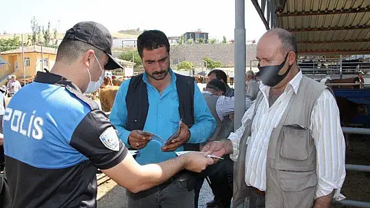 Elazığ'da polis, kurban pazarında sahte para uyarısı yaptı